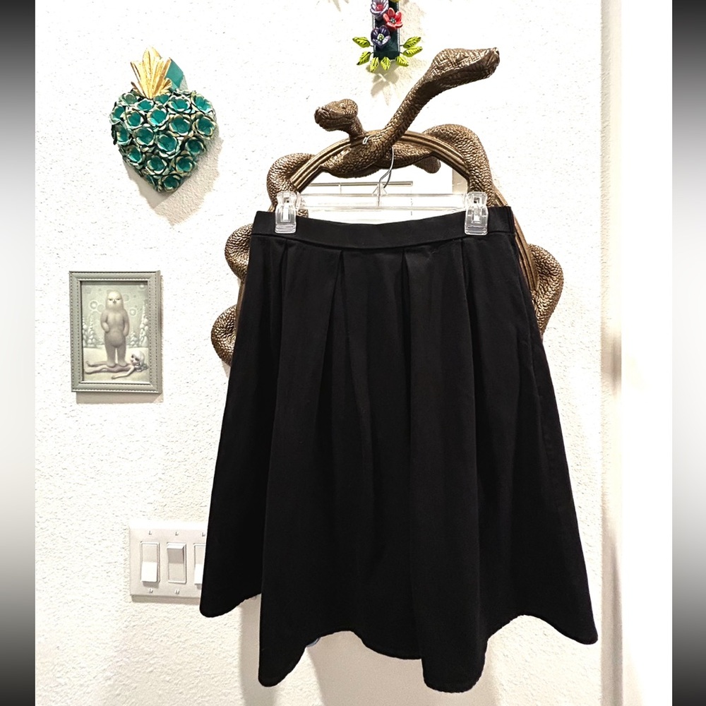 Chic Black A-Line Retro Style Skirt w/ Pockets.